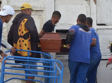 Familiares Se Despedem De Professora Morta E Enterrada Dentro De Casa