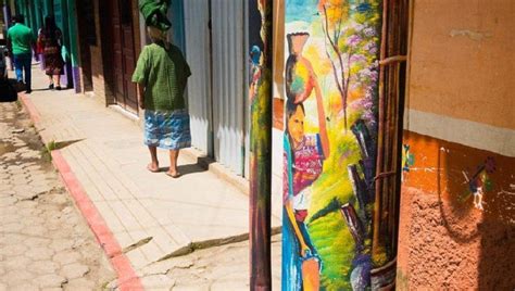 Guatemala Artistas Locales Pintan A Mano Los Postes De San Juan