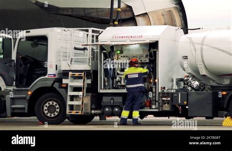 Airplane fuel tank Stock Videos & Footage - HD and 4K Video Clips - Alamy