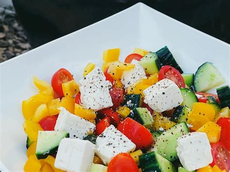 Salada grega de legumes frescos tomate cereja pimentão pepino