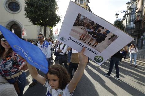 Profesores De La Concertada Salen A La Calle En Oviedo Para Exigir La