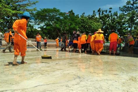 Pemprov Banten Turunkan Tim Bersihkan Bekas Banjir Di Kawasan Banten