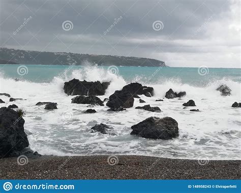 Playa Abandonada Porque El Mar Es Tempestuoso Imagen De Archivo