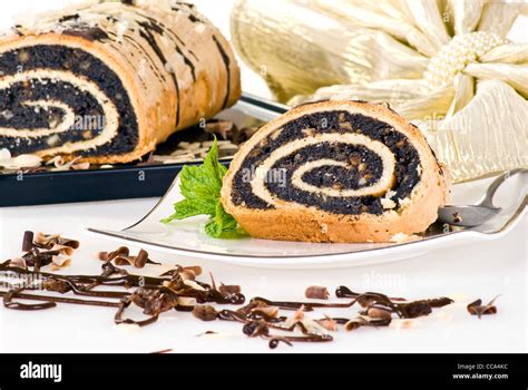 Pastel con relleno de amapola fotografías e imágenes de alta resolución