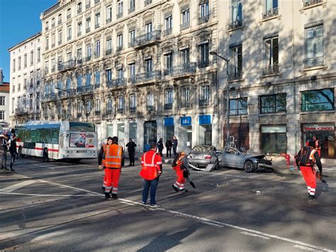 Lyon Les Images De L Accident Entre Un Bus TCL Et Une Voiture Qui A