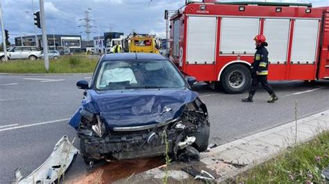 Zderzenie dwóch aut na Bemowie Trzy osoby trafiły do szpitala w tym