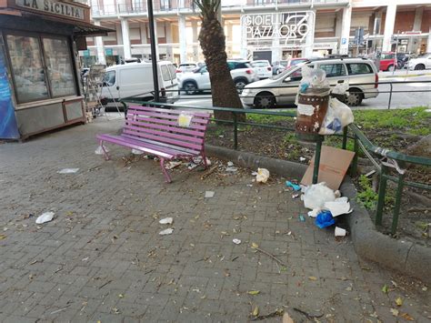 Catania Sporcizia In Piazza Michelangelo La Sicilia