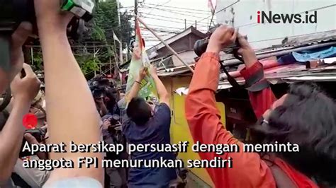 Copot Atribut Fpi Di Petamburan Polisi Amankan Orang Youtube