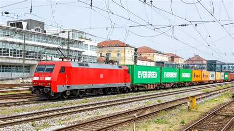 Am 29 06 2024 durchfährt 91 80 6152 034 der DB den Bahnhof Regensburg