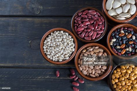 bermacammacam kacang  latar belakang kayu kedelai kacang ginjal merah