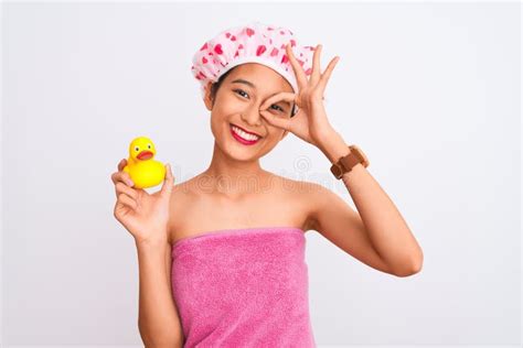 Mujer China Con Toalla De Ducha Y Gorra Sujetando Juguete De Pato Sobre