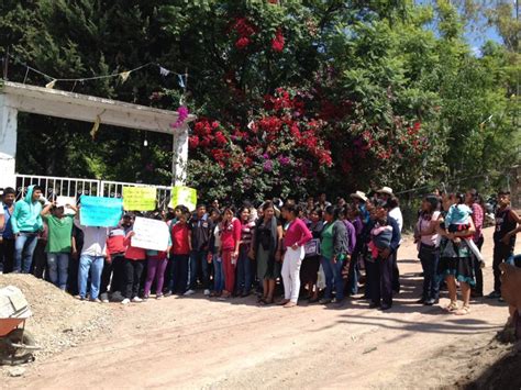 Cierran padres de familia una secundaria técnica de Zapotitlán Tablas