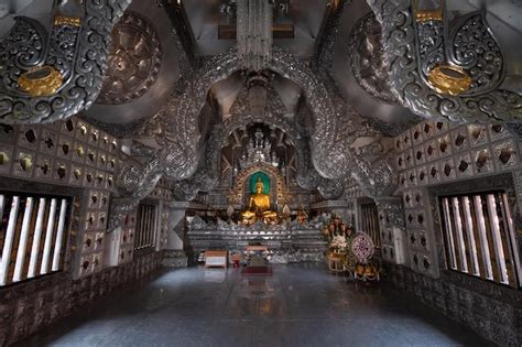 L intérieur D un Temple Avec Un Grand Plafond Argenté Et Une Grande