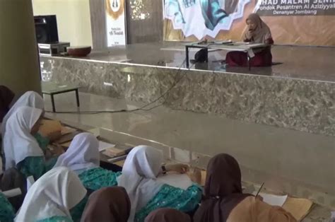 Unik Santri Pondok Pesantren Di Jombang Ngabuburit Sambil Ngaji Kitab