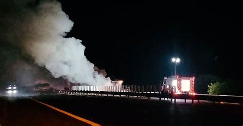 Un Tir A Luat Foc Pe Autostrada A Traficul Se Desf Oar Cu