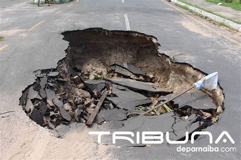 Após forte chuva buracos em vias públicas causam transtornos em