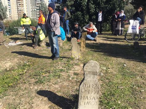 Adana Da Deprem Etkilenen Binan N Y K M N Mezarl Kta Izlediler