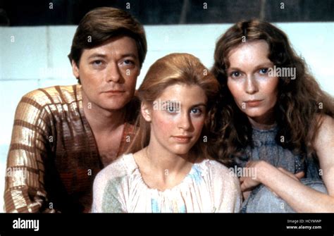 Supergirl Simon Ward Helen Slater Mia Farrow 1984 © Warner Bros