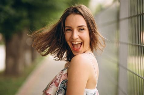 Retrato De Una Mujer Feliz Sonriendo Foto Gratis