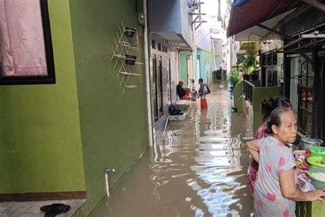 Warga Kebon Pala Terendam Banjir Setinggi Meter Akibat Luapan Kali