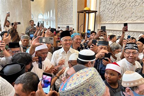 Ganjar Dan Jokowi Salat Jumat Bersama Di Masjid Sheikh Zayed Surakarta