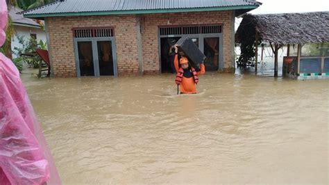 Air Sungai Meluap Banjir Rendam Puskesmas Dan Puluhan Rumah Warga Di