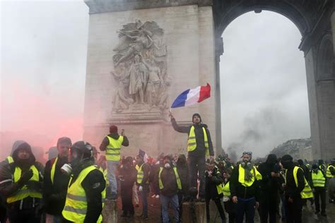 Protesta Dei Gilet Gialli 177 Controllati E 34 In Stato Fermo Parigi