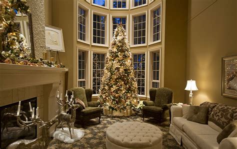 A Look At 12 Rooms Beautifully Decorated For Christmas | Homes of the Rich