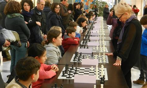 I Bambini Sfidano In Massa La Campionessa Di Scacchi