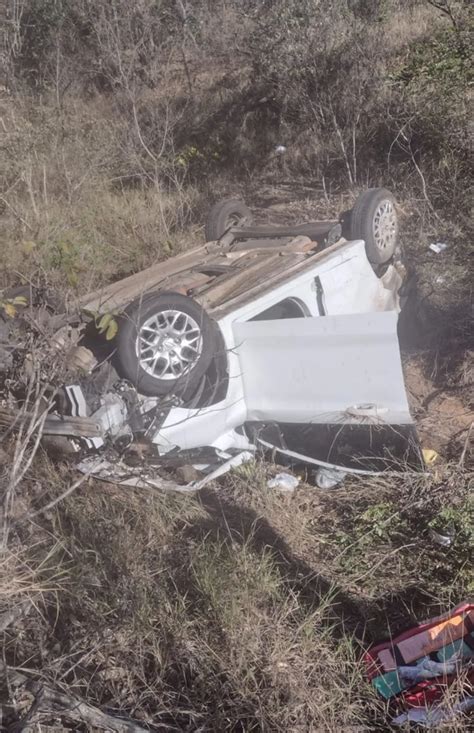 Carro Capota Em Ribanceira De Cerca De Metros E Quatro Pessoas Ficam