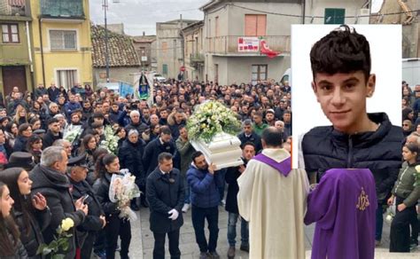 L Ultimo Saluto Al Piccolo Domenico Morto A Scuola Tra Le Braccia Dei