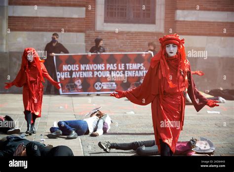 Durante el suceso la bandera dice No tenemos tiempo qué futuro