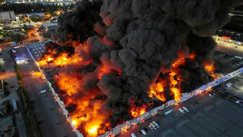 Feroz Incendio Arrasa Con Enorme Centro Comercial En Varsovia El