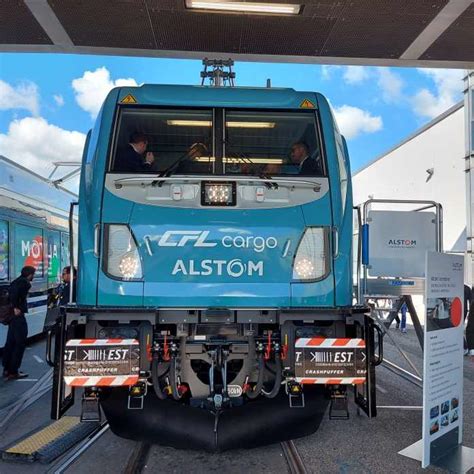 16 locomotive electrice noi vor circula pe calea ferată cu 160 km oră