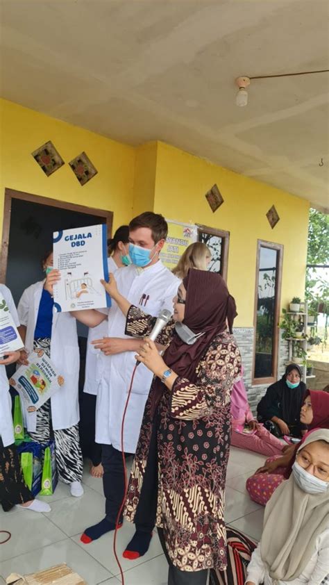 Mahasiswa Belanda Sebar Bibit Ikan Untuk Cegah Malaria Di Banyuwangi