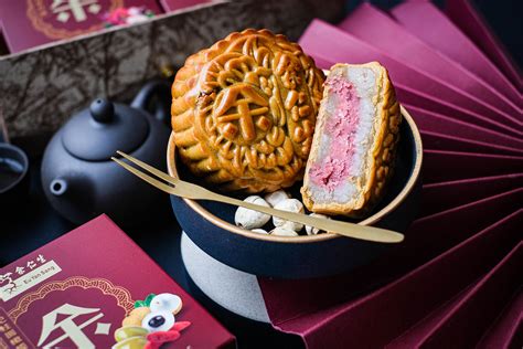 Eu Yan Sang Luxurious Healthful Mooncakes Packed With Bird S Nest