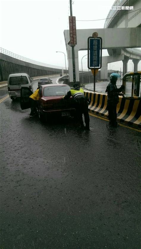 豪雨釀災多車拋錨 三重警奔波協助民眾 社會 三立新聞網 Setn