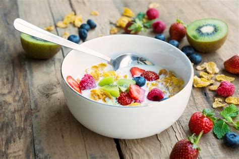 Premium Photo Closeup Of A Bowl Of Greek Yogurt Granola And Berries