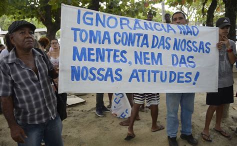 No Rio Moradores Da Cidade De Deus Protestam Contra A O Policial