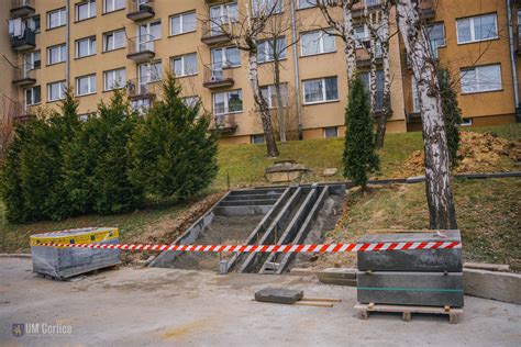 Mieszkańcy ulicy Hallera będą mieć nowy chodnik Remont trwa FOTO