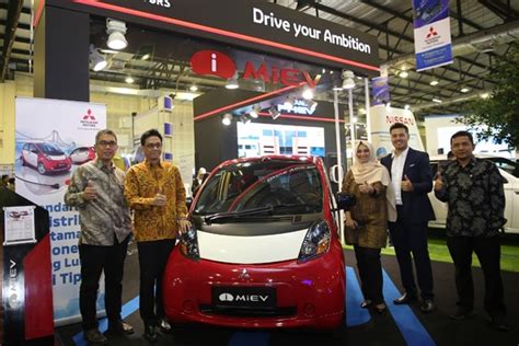 Mitsubishi Outlander Phev Dan Imiev Mejeng Di Iems