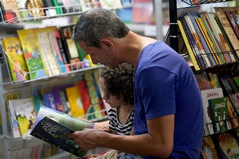 Em A O Gratuita Sesc Realiza Troca De Livros No Recife Cidades