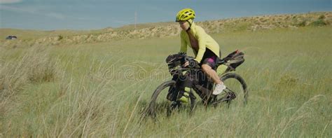 La Deportista Ciclista En Excursiones En Bicicleta Por El Campo El