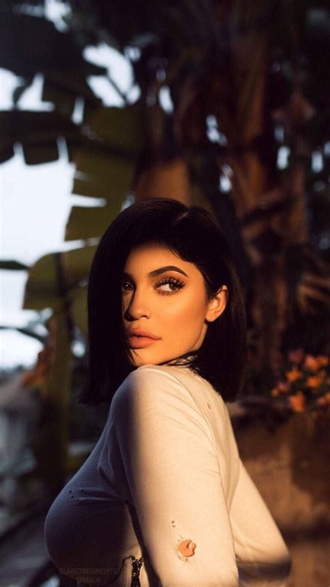 Download Famous Tiktokers Gorgeous Kylie Jenner Wallpaper