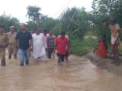 Sdm Visited The Flood Affected Area एसडीएम ने बाढ़ प्रभावित क्षेत्र का किया दौरा लखीमपुर खीरी