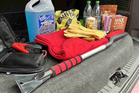 How to build a winter car emergency kit: Don’t skip these 10 essential ...