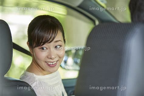 車で出かける家族の写真素材 129303771 イメージマート