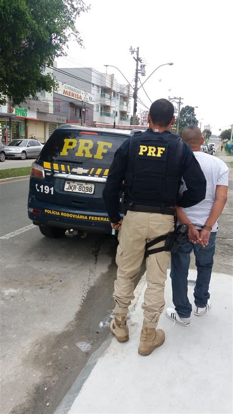 PRF prende foragido da Justiça em ônibus abordado na Via Dutra em