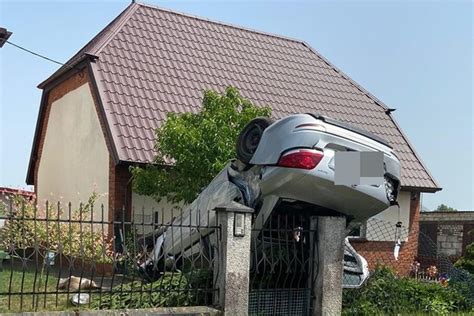 Wypadek koło Bydgoszczy Auto dachowało i zniszczyło ogrodzenie posesji