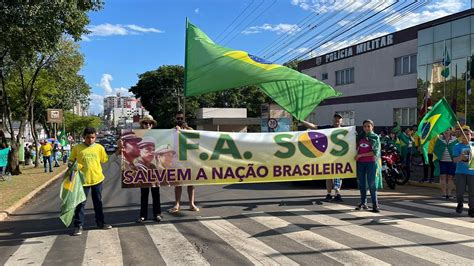 V Deo Mais De Cinco Mil Manifestantes Se Re Nem Em Frente Ao Batalh O